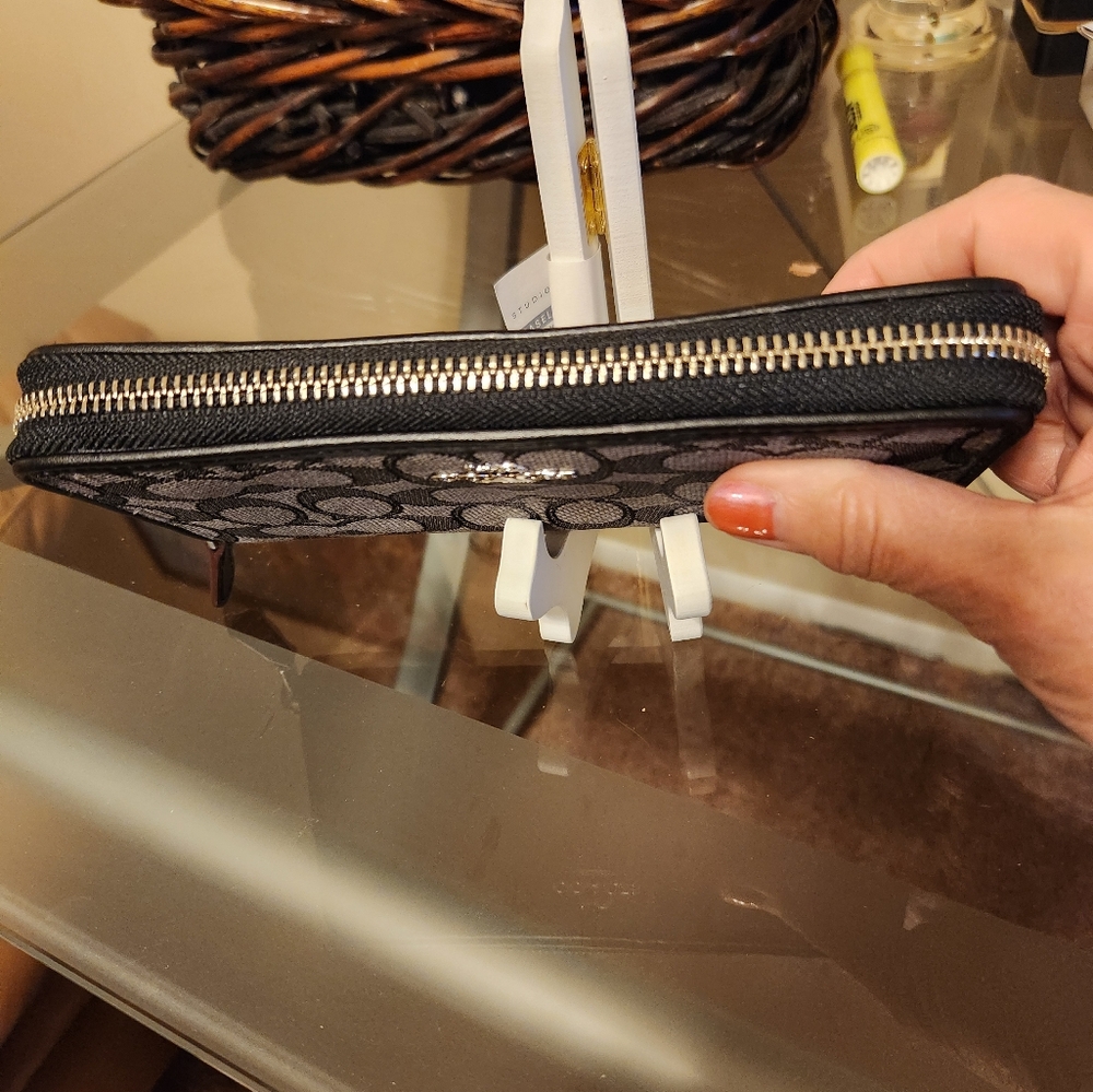 Coach Wallet Zip Around Like New - Picture 3 of 7